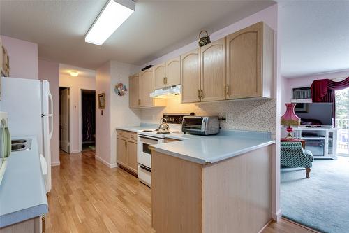 216-3163 Richter Street, Kelowna, BC - Indoor Photo Showing Kitchen