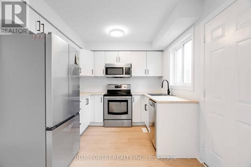 88 - 1095 Jalna Boulevard, London, ON - Indoor Photo Showing Kitchen