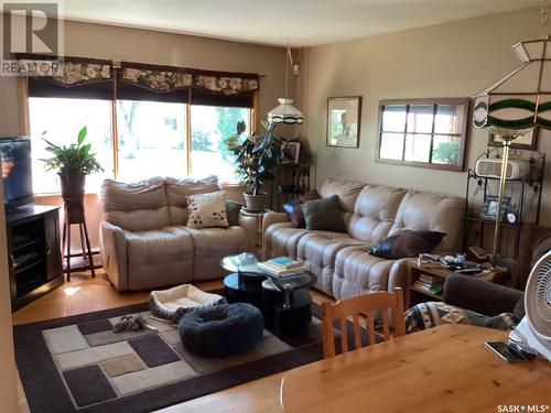 112 Garnet Street, Regina, SK - Indoor Photo Showing Living Room