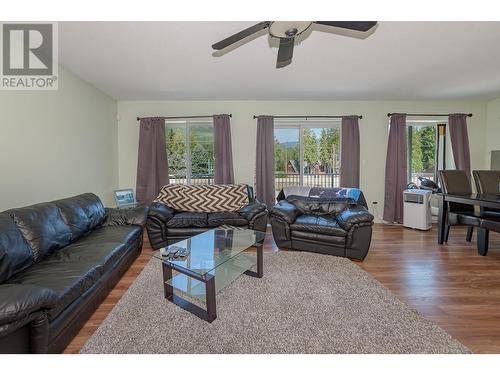 725 Trans Canada Frontage Road, Sicamous, BC - Indoor Photo Showing Living Room