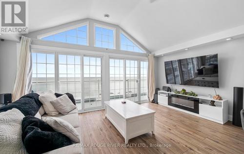 59 Cedar Crest Beach Road, Clarington (Bowmanville), ON - Indoor Photo Showing Living Room