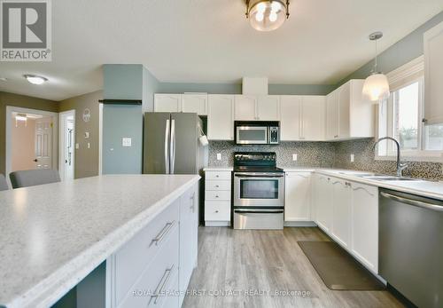 61 Holly Meadow Road N, Barrie (Holly), ON - Indoor Photo Showing Kitchen With Double Sink With Upgraded Kitchen