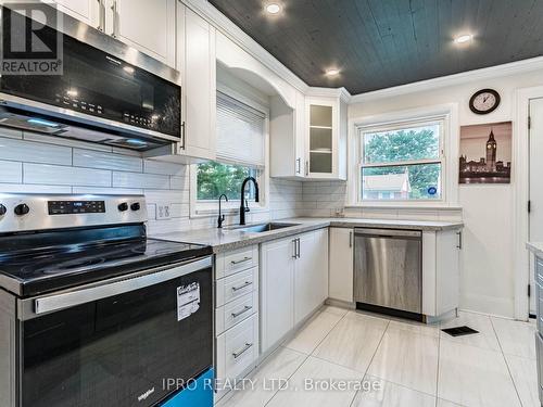 32 Bland Avenue, Hamilton (Stoney Creek), ON - Indoor Photo Showing Kitchen With Upgraded Kitchen