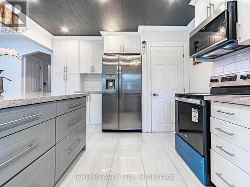 32 Bland Avenue, Hamilton (Stoney Creek), ON - Indoor Photo Showing Kitchen With Upgraded Kitchen