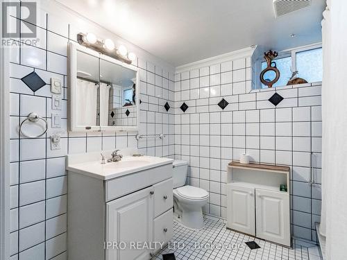 32 Bland Avenue, Hamilton (Stoney Creek), ON - Indoor Photo Showing Bathroom