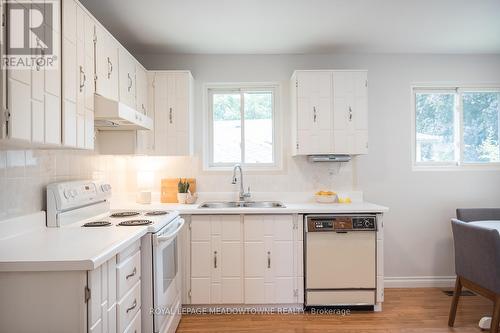 291 Bastedo Court, Milton (Dorset Park), ON - Indoor Photo Showing Kitchen With Double Sink