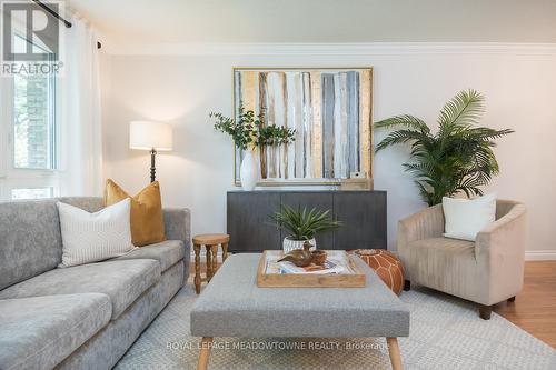 291 Bastedo Court, Milton (Dorset Park), ON - Indoor Photo Showing Living Room