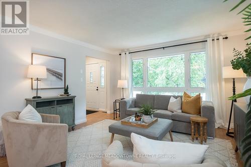 291 Bastedo Court, Milton (Dorset Park), ON - Indoor Photo Showing Living Room