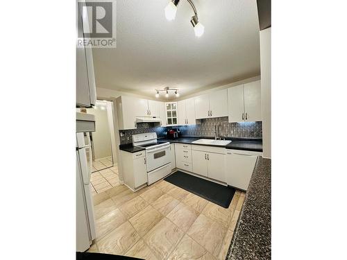 727 Houghton Road Unit# 209 Lot# 24, Kelowna, BC - Indoor Photo Showing Kitchen