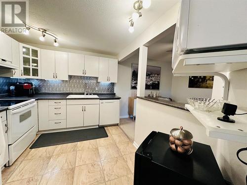 727 Houghton Road Unit# 209 Lot# 24, Kelowna, BC - Indoor Photo Showing Kitchen