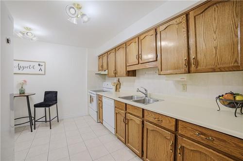 Eat-in kitchen - 3050 Pinemeadow Drive|Unit #56, Burlington, ON - Indoor Photo Showing Kitchen With Double Sink