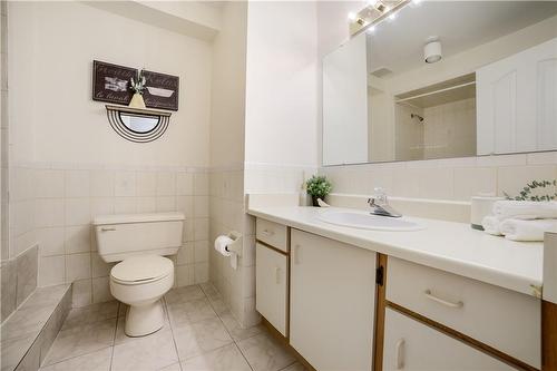 A second 4-pc bath - 3050 Pinemeadow Drive|Unit #56, Burlington, ON - Indoor Photo Showing Bathroom