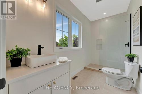 11 Linden Street, Aylmer (Ay), ON - Indoor Photo Showing Bathroom