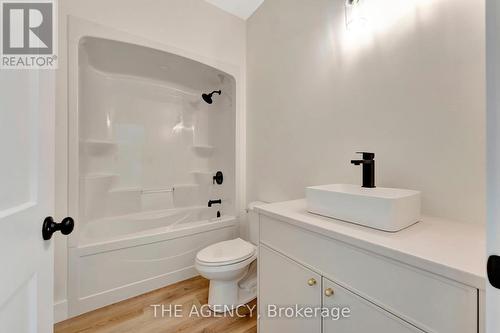 11 Linden Street, Aylmer (Ay), ON - Indoor Photo Showing Bathroom