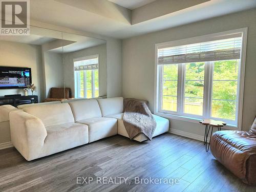 10 - 383 Dundas Street E, Hamilton (Waterdown), ON - Indoor Photo Showing Living Room