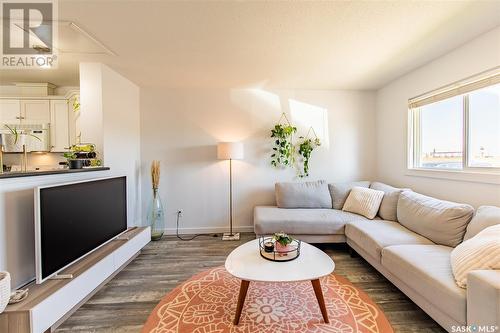 303 851 Chester Road, Moose Jaw, SK - Indoor Photo Showing Living Room