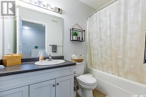 303 851 Chester Road, Moose Jaw, SK - Indoor Photo Showing Bathroom