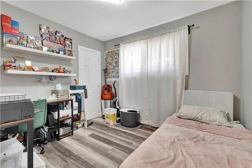 584 East 27Th Street, Hamilton, ON - Indoor Photo Showing Bedroom