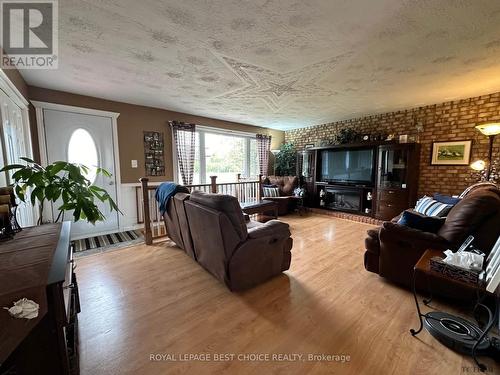 888144 Hwy 65 W, Timiskaming Remote Area, ON - Indoor Photo Showing Living Room