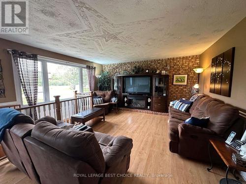 888144 Hwy 65 W, Timiskaming Remote Area, ON - Indoor Photo Showing Living Room