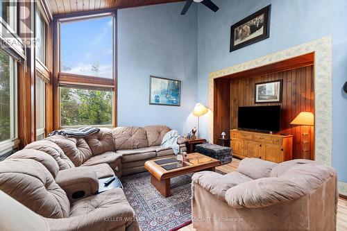 820 Church Dr Drive S, Innisfil (Lefroy), ON - Indoor Photo Showing Living Room