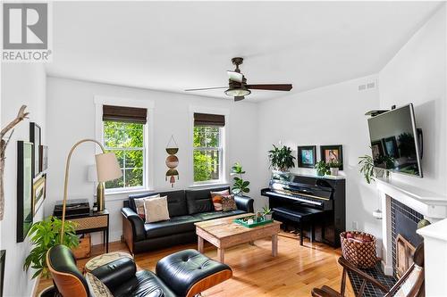 1 Harvard Court, Riverview, NB - Indoor Photo Showing Living Room