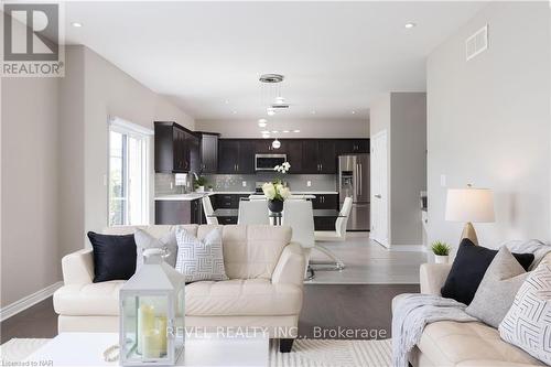 7819 Pender Street, Niagara Falls, ON - Indoor Photo Showing Living Room