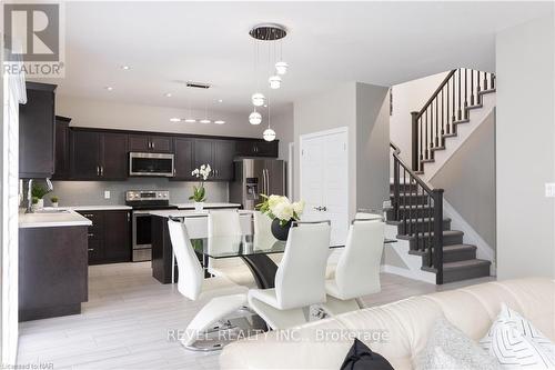 7819 Pender Street, Niagara Falls, ON - Indoor Photo Showing Kitchen With Upgraded Kitchen