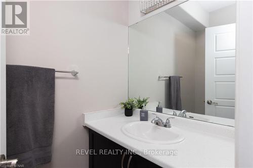 7819 Pender Street, Niagara Falls, ON - Indoor Photo Showing Bathroom