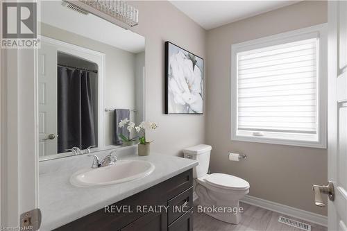 7819 Pender Street, Niagara Falls, ON - Indoor Photo Showing Bathroom