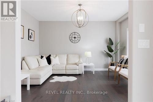 7819 Pender Street, Niagara Falls, ON - Indoor Photo Showing Living Room