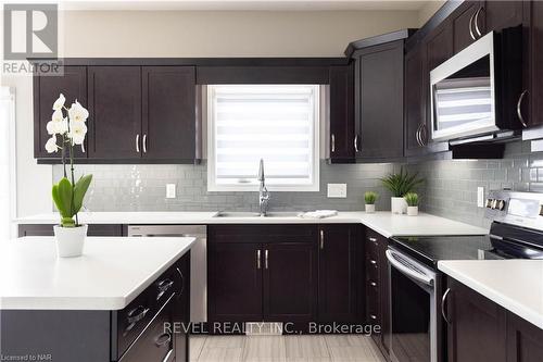 7819 Pender Street, Niagara Falls, ON - Indoor Photo Showing Kitchen With Double Sink With Upgraded Kitchen