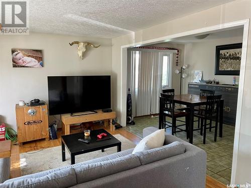 6 Labelle Place, Regina, SK - Indoor Photo Showing Living Room