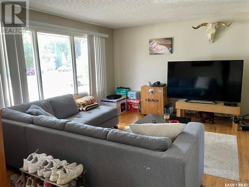 6 Labelle Place, Regina, SK - Indoor Photo Showing Living Room