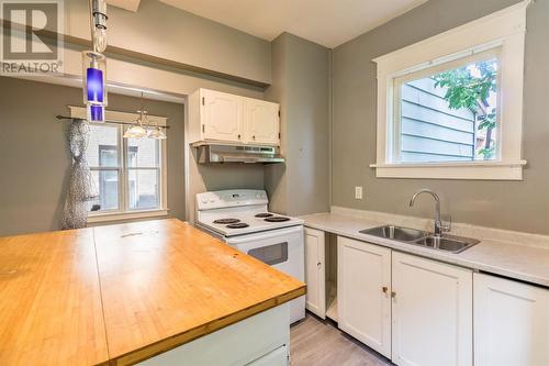 146 Central Park Ave, Sault Ste Marie, ON - Indoor Photo Showing Kitchen With Double Sink