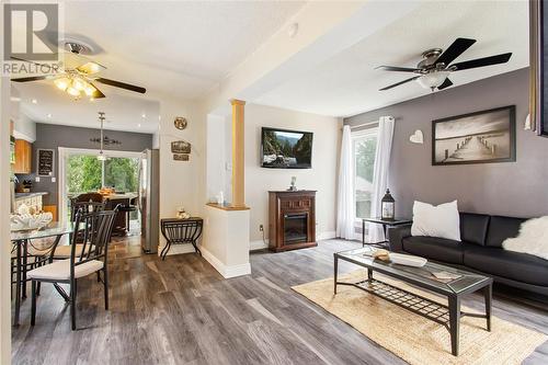 379 Maxwell Street, Sarnia, ON - Indoor Photo Showing Living Room