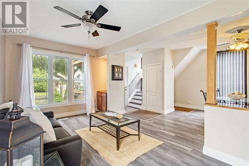 379 Maxwell Street, Sarnia, ON - Indoor Photo Showing Living Room