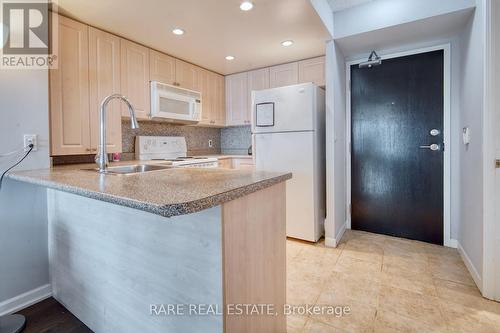 2209 - 8 Park Road, Toronto (Rosedale-Moore Park), ON - Indoor Photo Showing Kitchen