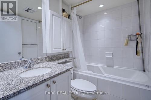 2209 - 8 Park Road, Toronto (Rosedale-Moore Park), ON - Indoor Photo Showing Bathroom