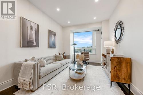 601 - 102 Bloor Street W, Toronto (Annex), ON - Indoor Photo Showing Living Room