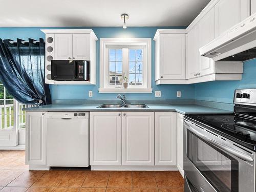 Kitchen - 810 Rue Yvon, Saint-Jean-Sur-Richelieu, QC - Indoor Photo Showing Kitchen With Double Sink