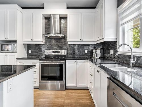 Cuisine - 1-4145 Rue Lenoir, Brossard, QC - Indoor Photo Showing Kitchen With Double Sink With Upgraded Kitchen