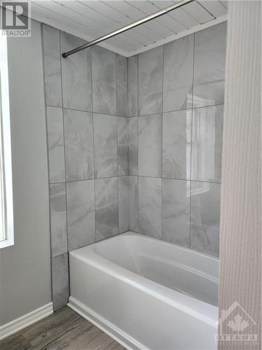 Unit 3 (Main Rear) - 6609 & 6613 Fourth Line Road, Ottawa, ON - Indoor Photo Showing Bathroom