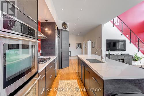 212 - 160 Fallingbrook Road, Toronto (Birchcliffe-Cliffside), ON - Indoor Photo Showing Kitchen With Upgraded Kitchen