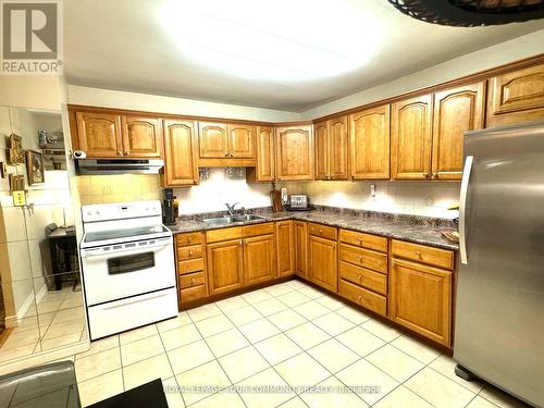 14 - 25 Pebble Byway, Toronto (Hillcrest Village), ON - Indoor Photo Showing Kitchen With Double Sink