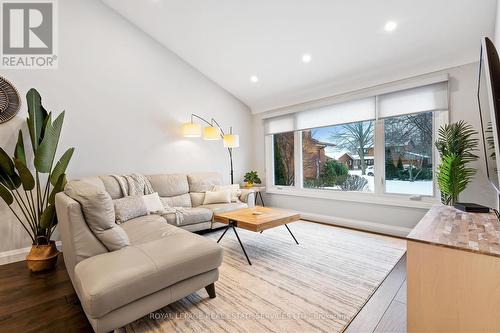 13 Boese Court, St. Catharines, ON - Indoor Photo Showing Living Room