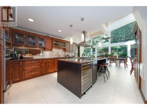 5703 Westport Wynd, West Vancouver, BC - Indoor Photo Showing Kitchen