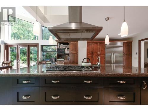 5703 Westport Wynd, West Vancouver, BC - Indoor Photo Showing Kitchen