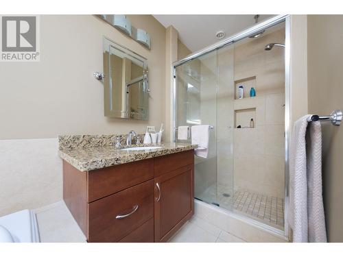 5703 Westport Wynd, West Vancouver, BC - Indoor Photo Showing Bathroom