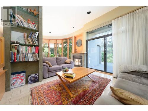 5703 Westport Wynd, West Vancouver, BC - Indoor Photo Showing Living Room